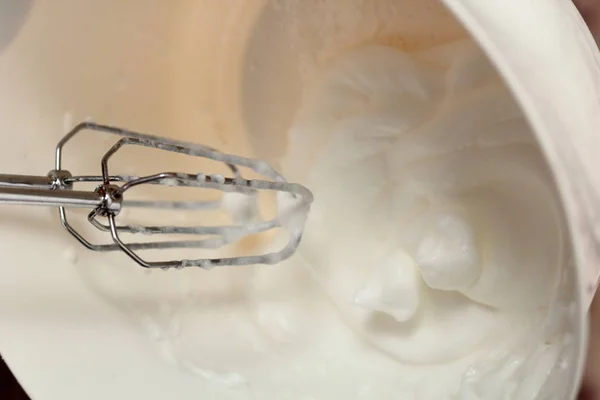 Whisking Putih Telur Dengan Mixer Genggam Membuat Seri Pie Cider — Stok Foto