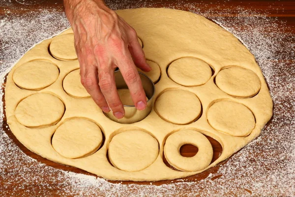 Tagliare Pasta Sul Ring Fare Ciambelle — Foto Stock