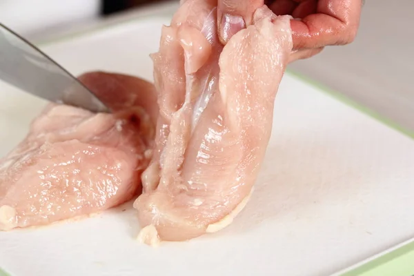 Kucharz Krojący Filet Kurczaka Dokonywanie Kurczaka Jaj Galette Series — Zdjęcie stockowe