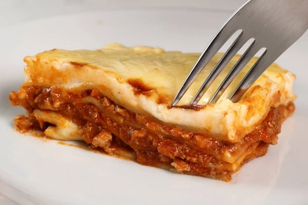 Syöminen Lasagne Bolognese Lähikuva — kuvapankkivalokuva