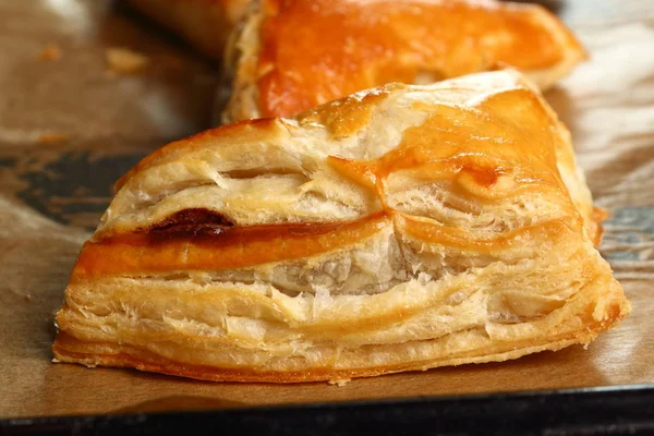 Vers Gebakken Gebak Bakplaat Chocolade Croissants Maken Met Bladerdeeg — Stockfoto