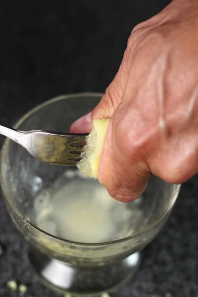 Chef Knijpt Citroen Met Vork Het Maken Van Shooly Tart — Stockfoto