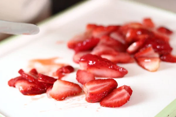 Κόβω Φράουλα Παραγωγή Κατεψυγμένα Φράουλα Cheesecake Σειρά — Φωτογραφία Αρχείου