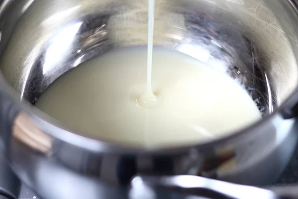 Verser Lait Concentré Sucré Dans Une Casserole Faire Boston Banoffee — Photo