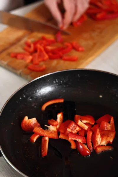 Нарезанный Красный Перец Сковороде Приготовить Курицу Яйцо — стоковое фото