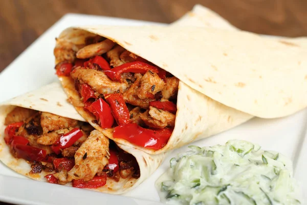 Tortilla Con Pollo Pimiento Tzatziki — Foto de Stock