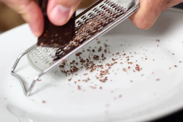 Riv Chokladkakan Med Hjälp Handhållna Rivjärn Göra Boston Banoffee Paj — Stockfoto