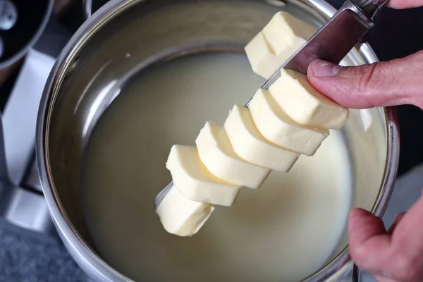 Добавление Нарезанного Масла Сковороду Подслащенным Сгущенным Молоком Изготовление Бостонского Пирога — стоковое фото