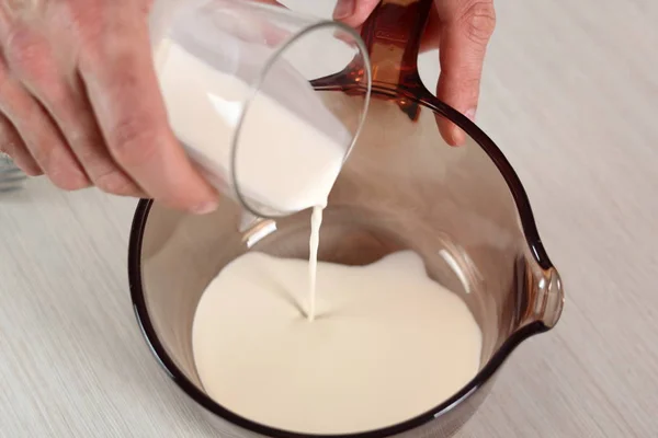 Derramando Creme Milk Pan Fazendo Salmão Série Massa Folhada — Fotografia de Stock