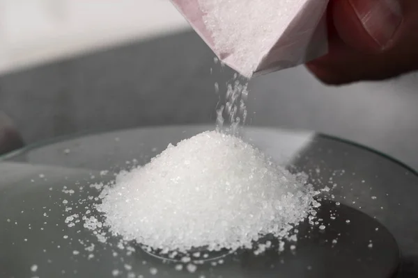 Zucker Auf Küchenwaage Gießen — Stockfoto