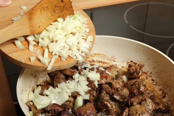 Kochen Hühnerleber Zwiebelwürfel Gebratene Leber Geben — Stockfoto