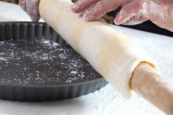 Σεφ Ξετυλίξτε Φύλλο Ζύμης Πάνω Από Φούρνο Κάνοντας Treacle Pie — Φωτογραφία Αρχείου