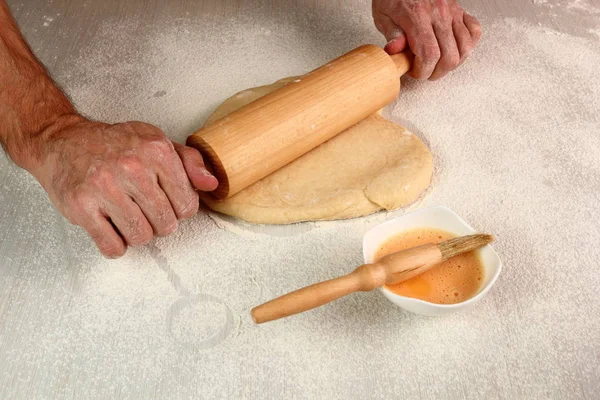 Rolling Out Yeast Dough Виготовлення Слимака Поппі Солодкий Рол Бун — стокове фото
