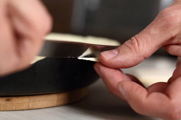 Überschüssigen Blätterteig Mit Einem Messer Abschneiden Herstellung Von Birnenkuchen Tatin — Stockfoto