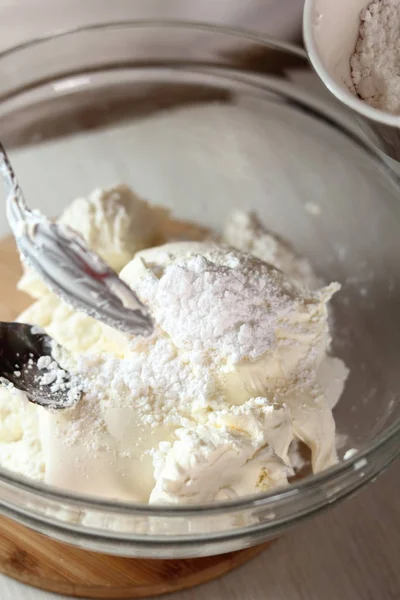 Aggiungere Zucchero Velo Nella Ciotola Con Ricotta Mascarpone Fare Congelato — Foto Stock