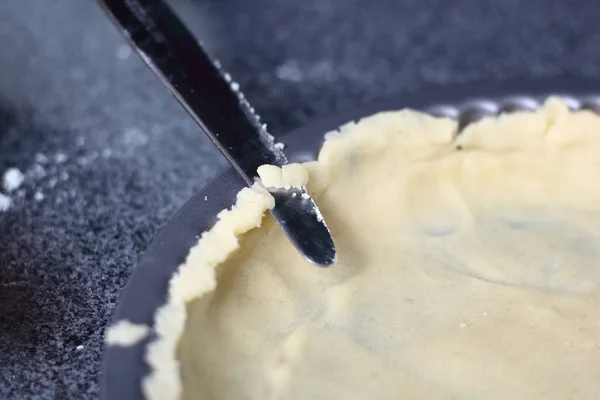 Przycinać Brzegi Ciasta Nożem Robiąc Boston Banoffee Pie — Zdjęcie stockowe