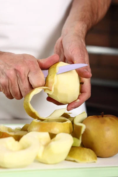 Очищаю Яблоко Создание Filo Pastry Topped Apple Pie Series — стоковое фото