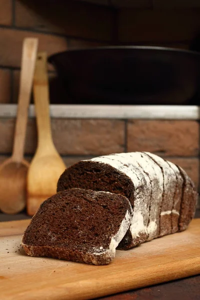 Pão Castanho Escuro Perto — Fotografia de Stock