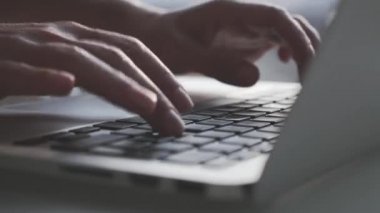 Ofisteki dizüstü bilgisayarın klavyesinde yazarken parmaklarını kapat. İş adamı ya da iş kadını elleri klavyede daktilo çalıyor.