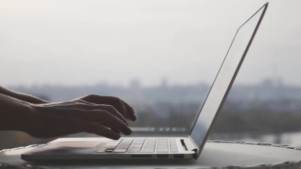 Manos usando el ordenador portátil escribiendo y desplazándose en el teclado táctil del ordenador. Concepto empresarial . — Vídeo de stock