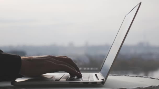 Dedos masculinos manos y dedos escribiendo en el teclado del ordenador portátil. Empresario manos escribiendo en el teclado de la computadora de la oficina. Concepto empresarial — Vídeo de stock