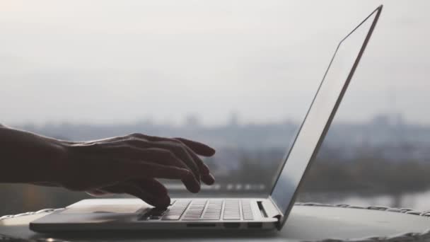 Mujer manos femeninas escribiendo en el teclado del ordenador portátil. Mujer de negocios escribiendo en el portátil de la oficina. Tecnología y concepto de negocio — Vídeo de stock
