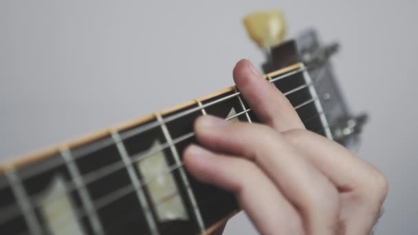 Vingers op gitaarsnaren spelen solo en akkoorden. Close-up weergave van gitaar toets en maak vingers. Muziekconcept — Stockvideo