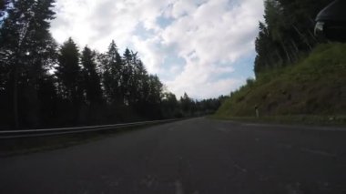 Bisikletçi. Yokuş aşağı sürat bisikletle dağlarda orman boyunca. Triatlon konsepti. Pov, asıl bakış açısı.