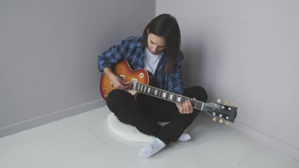 Mujer Linda Joven Sentada Suelo Tocando Guitarra Eléctrica Practicando Para — Vídeos de Stock