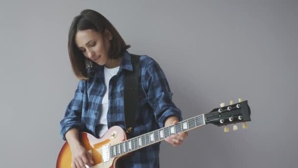 재즈와 블루스 노래를 연주하는 기타를 매력적 파란색 셔츠를 외딴곳에서 기타를 — 비디오