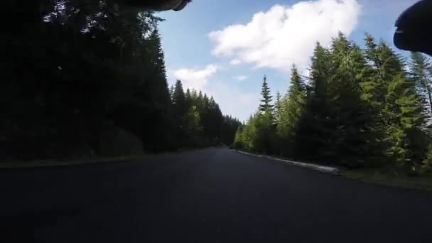 Un cycliste. Triathlète professionnel masculin à vélo de route dans la forêt en montagne. Le cycliste accélère en descente. Concept de vélo. POV, Point de vue original .