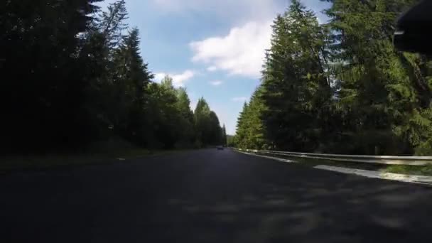 Jeune cycliste masculin en forme est rapide vitesse du col de montagne entouré par la nature. Un cycliste. Descente rapide à vélo. POV, Point de vue original .