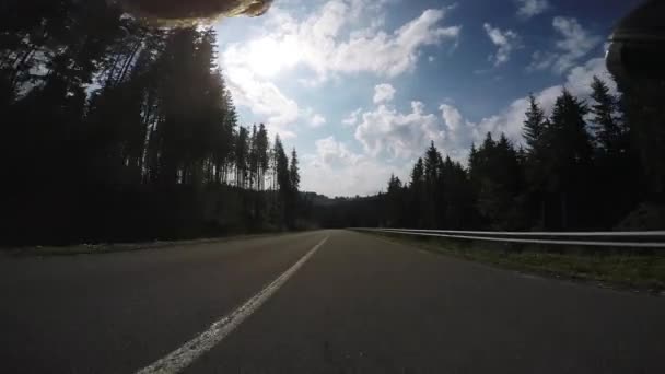 Un cycliste. Descente rapide du col de montagne en vélo de route. Concept de triathlon. POV, Point de vue original .