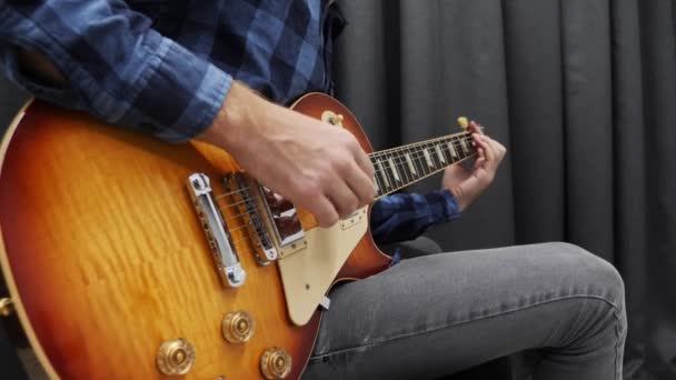 Humano tocando la guitarra. Guitarrista músico profesional interpretando solo lírico en guitarra eléctrica en un estudio de música moderna. Clases de guitarra. Concepto de instrumentos musicales — Vídeo de stock