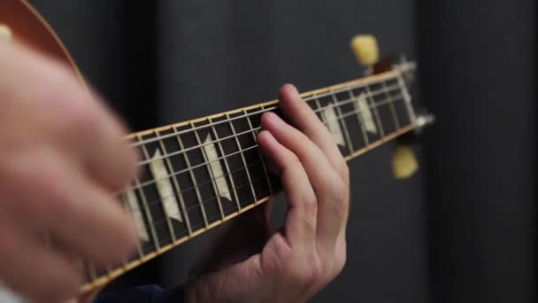 Man playing on electric guitar. Professional guitar solo. Musician performing jazz or blues. Guitarist playing lyric song on guitar. Close up view of guitar fretboard — 图库视频影像