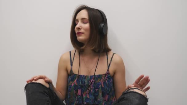 Músico femenino escuchando música en auriculares. Mujer disfrutando de la canción con auriculares. Concepto de instrumento musical — Vídeos de Stock