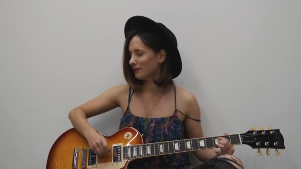 Mujer con guitarra eléctrica tocando música country. Concepto de instrumento musical. Mujer practicando en la guitarra — Vídeo de stock