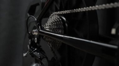 Arka kaset 11. Hızlı hareket akıllı antrenör içeride bisiklet pedalı çeviriyor. Kapalı alanda bisiklet egzersizi konsepti.