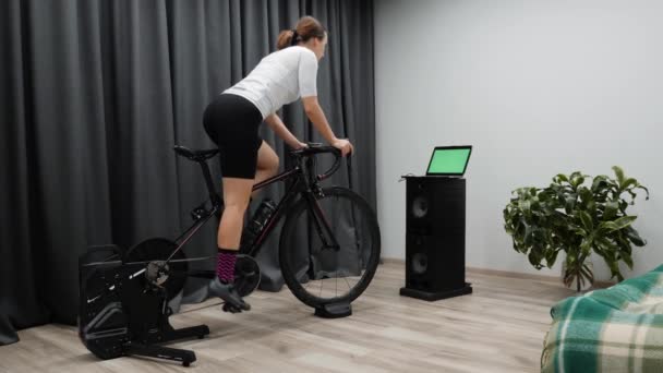 Indoor Home szkolenia rowerowe. Trening fitness na inteligentnym rowerze treningowym w domu. Koncepcja rowerowa — Wideo stockowe