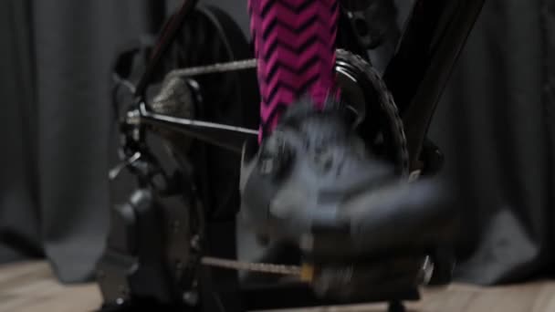 在聪明的室内自行车教练的腿，链条和链条与后方盒式磁带踏板。 专业室内自行车概念. — 图库视频影像