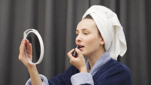 Mujer con lápiz labial. Mujer haciendo maquillaje modelo glamour en casa. Linda mujer encantadora aplicando lápiz labial rojo en los labios. Hermoso maquillaje de mujer. Maquillaje en proceso — Vídeo de stock