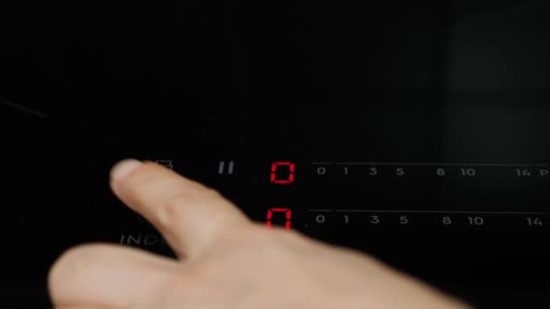 Allumez la cuisinière à induction, vue rapprochée. Technologie de cuisine intelligente. Cuisine moderne. Concept de cuisine 