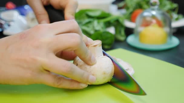 Chef rebanando champiñones en la cocina, de cerca. Las manos femeninas cortan setas en rodajas. La mujer corta verduras. Ingredientes de pizza. Proceso de cocción . — Vídeos de Stock