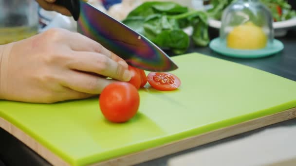 Chef snijdt tomaat. Vrouw snijdt tomaat in plakjes in de keuken. Vrouwelijke groentesalade. Italiaanse pizzapreparaat. — Stockvideo