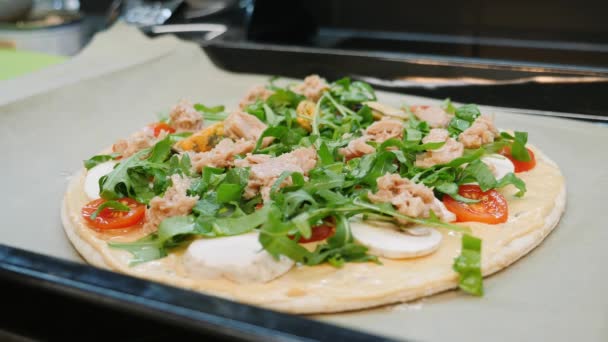 Chef de restaurante cocinando pizza mediterránea. Manos añadiendo mejillones a la base de pizza. Añadir ingredientes a la pizza — Vídeos de Stock