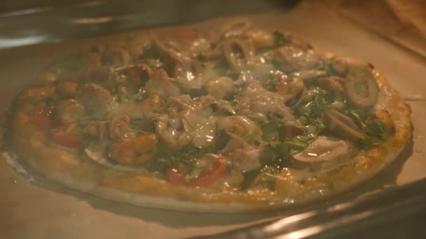烤披萨的时间过去了 比萨在烤箱里。 电炉中的披萨 — 图库视频影像