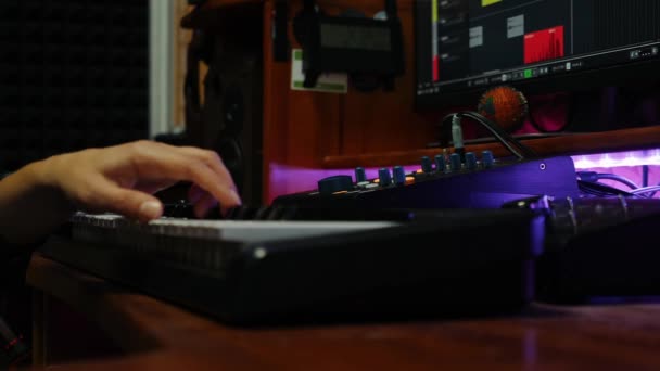 Mãos de mulher tocando teclado midi piano no estúdio de música em casa. Dedos femininos toca piano no estúdio de gravação. Estação de trabalho de áudio digital, de perto. Processo de composição musical — Vídeo de Stock