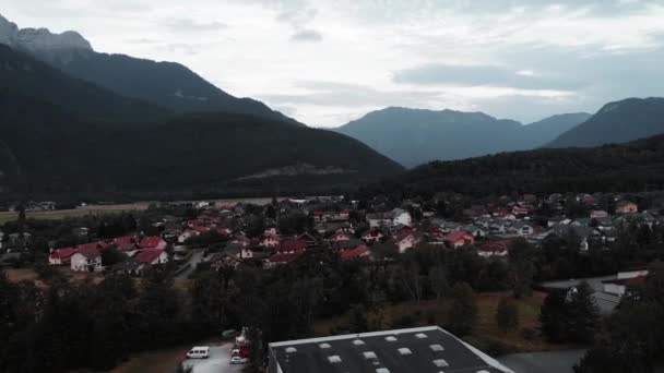 Hermosa vista de las montañas con pequeño pueblo. Drone volando por encima de las cabañas rodeadas de montañas Alpes. Doussard commune, Francia — Vídeos de Stock