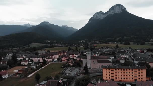 Klein bergdorpje in de Alpen, drone shot view. Prachtig uitzicht op de bergen met vallei aan de voorkant. Drone vliegen langs gemeente Doussard, Frankrijk — Stockvideo