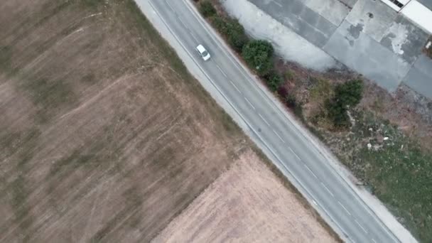 Беспилотник летит по сельской дороге и полю в коммуне Дюссар, Франция. Вид спереди с беспилотника на дорогу — стоковое видео